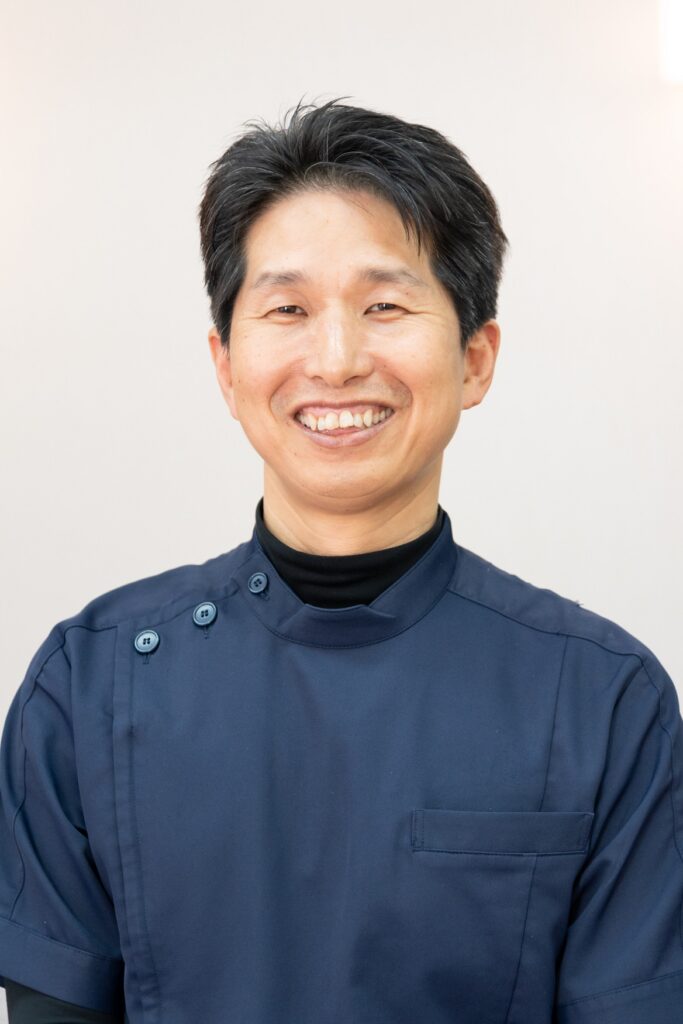 すこやかBB腰痛整体院 院長・瑞稀康晴のプロフィール写真。施術歴24年以上、延べ10万人以上の施術実績を持つ整体師